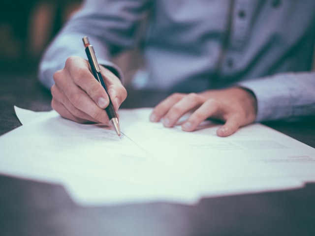 Persoon ondertekent een document voor de belastingaangifte